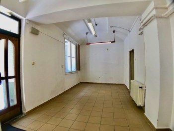 zadní místnost 20 m2 se samostatným vchodem z ulice Velvarská