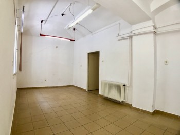 zadní místnost 20 m2 se samostatným vchodem z ulice Velvarská
